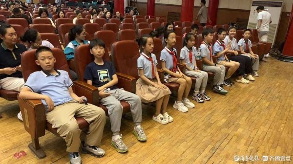 天创网 山师附小六一班雏鹰小队观看《马石山十勇士》，传承抗战精神