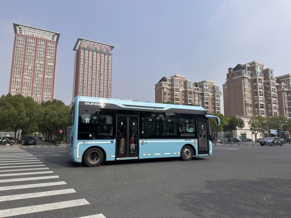 双悦网 乘驾体验色升级，浦东4条公交线路投用24辆“都市精灵”